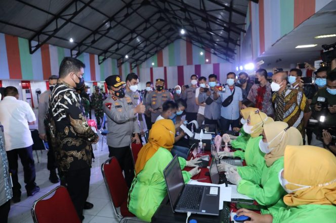 
					Hadiri Vaksinasi Massal 1000 Orang, Kapoldasu : Masyarakat Kota Medan Yang Sudah Vaksin Tetap Patuhi Prokes