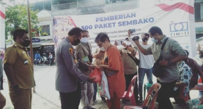 
					Tim 11 Jurnalis Medan Utara Bagikan 500 Paket Sembako