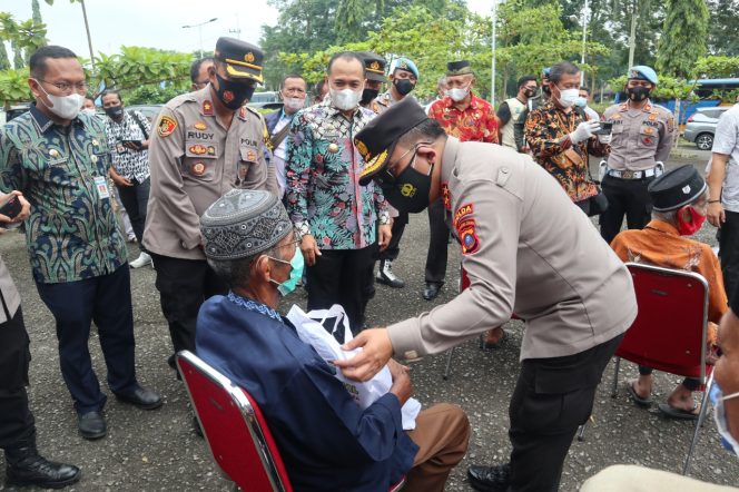 
					Kapolda Sumut dan Pangdam I/BB Serahkan Sembako Bagi Masyarakat