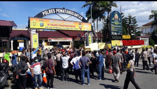 
					Ratusan Jurnalis Berorasi Desak Kepolisian Ungkap Pembunuh Mara Salem Harahap