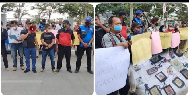 
					Puluhan Wartawan Menggelar Aksi Solidaritas Atas Meninggalnya Mara Salem Harahap Di Medan Utara