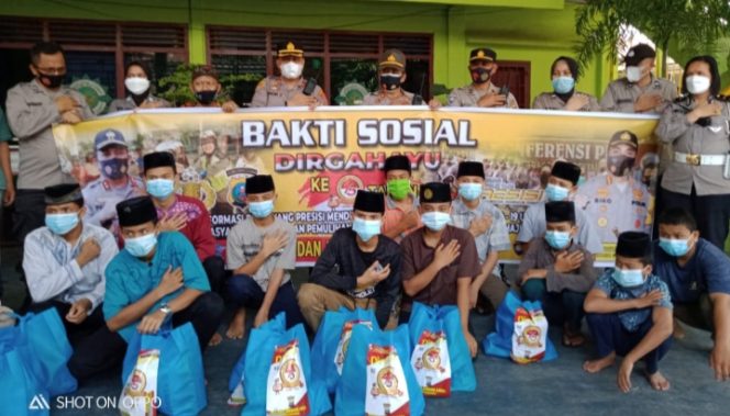 
					Sambut HUT Bhayangkara ke-75,Polsek Medan Area Berbagi Dengan Sesama