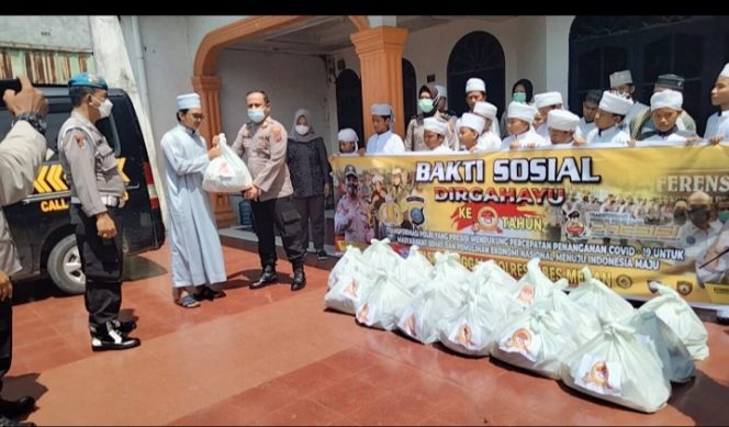 
					Peringatan HUT Bhayangkara, Polsek Sunggal Laksanakan Bakti Sosial