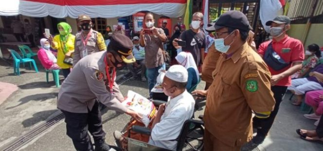 
					Sambut HUT Bhayangkara ke-75 Polsek Medan Timur Bagikan Sembako