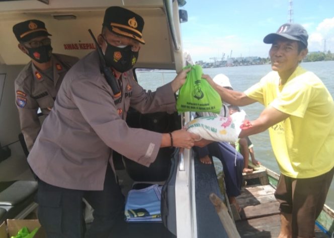 
					Menyambut HUT Bhayangkara ke-75  Polres Pelabuhan Belawan Beri Bantuan Paket Sembako ke Nelayan Pesisir Belawan