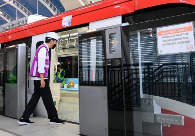 
					Ket foto : Presiden Joko Widodo saat hendak memasuki kereta LRT di Stasiun Taman Mini Indonesia Indah, Jakarta Timur, pada Rabu, 9 Juni 2021. Foto: BPMI Setpres/Muchlis Jr.