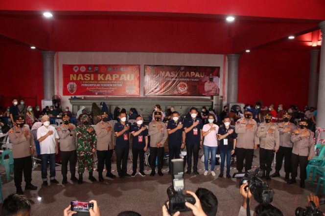 
					Kapolresta Barelang Dampingi Kapolda Kepri Tinjau Langsung Pelaksanaan Program “Nasi Kapau” Di Kota Batam