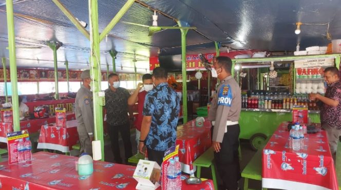 
					Personel Polsek Medan Baru Bersama Petugas Gabungan Himbau Warga dan Pelaku Usaha Patuhi Protokol Kesehatan