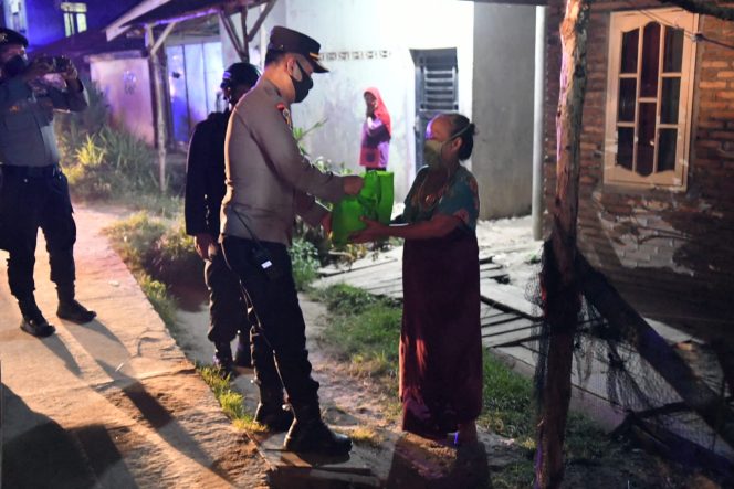 
					Gabungan TNI-POLRI Lakukan Patroli Skala Besar Serta Penyaluran Bansos Kepada Masyarakat Yang Membutuhkan