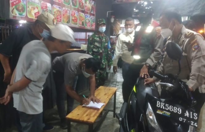 
					Kanit Lantas Polsek Medan Area Didampingi Sekcam Medan Area Pimpin Apel PPKM Darurat Level 4