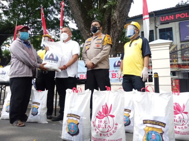 
					BLIA dan Walubi Sumut Bersama Polrestabes Medan Salurkan 1200 Paket Sembako Kepada Warga Yang Terdampak PPKM Di Masa Covid-19