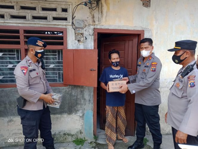 
					Polsek Medan Area Salurkan Bansos dari Kapoldasu Kepada Masyarakat Terdampak PPKM Darurat