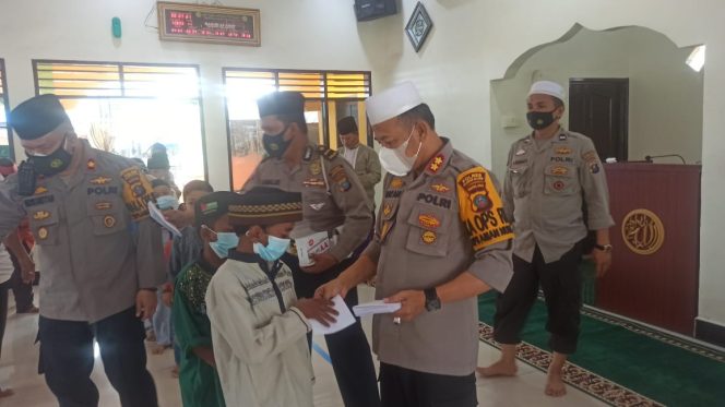 
					Kapolres Pelabuhan Belawan Santuni 50 Anak Yatim