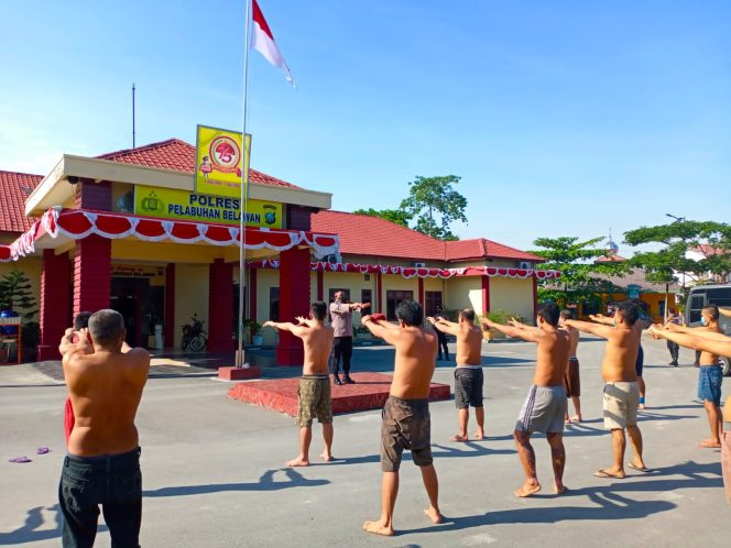 
					Cegah Covid-19 Polres Pelabuhan Belawan Semprot Desinfektan Di Sel, Dan Para Tahanan Secara Bergilir Berjemur Di Depan Polres Belawan