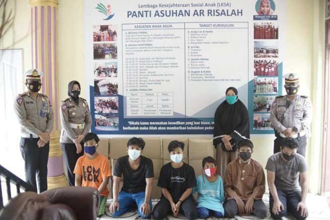 
					Satlantas Polresta Barelang Bagikan Sembako Kepada Panti Asuhan Dan Penyandang Disabilitas