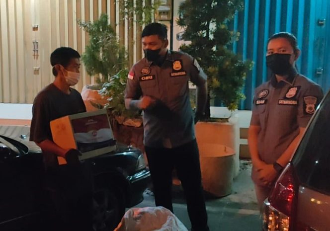 
					Satnarkoba Polresta Barelang Peduli, Bagikan Sembako Kepada Masyarakat Dan Pedagang Terdampak PPKM Darurat