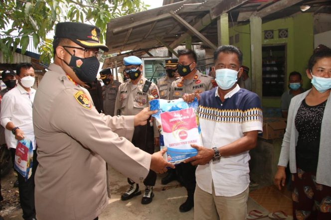 
					Kapolda Dan Kapolresta Barelang Bagikan Bantuan Sembako PPKM Darurat