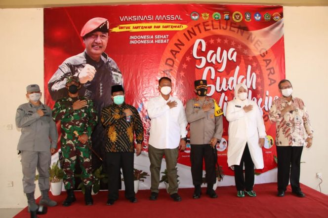 
					Kapolda Kepri, Kapolresta Barelang Menghadiri Kegiatan Vaksin Massal Yang Diselenggarakan Oleh BIN Daerah Kepri Bersama Forkopimda Kepri Dan Kota Batam