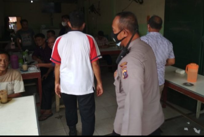 
					Polsek Medan Area Bersama 3 Pilar Sosialisasi PPKM Level 4 Serta Bagikan Masker Kepada Masyarakat
