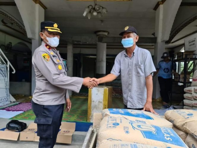 
					Polsek Medan Labuhan Sambangi Beberapa Warga Yang Sedang Menjalani Isolasi Mandiri Dirumah Dan Beri Bantuan Sembako Dan Bantuan Ke Mesjid Al Abrar