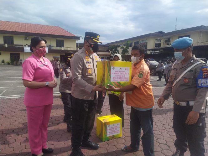 
					Sambut HUT Polwan Ke-73 dan HKGB Ke-63 Polwan Polrestabes Medan dan Polsek Medan Baru Bersama Ibu-Ibu Bhayangkari Gelar Baksos