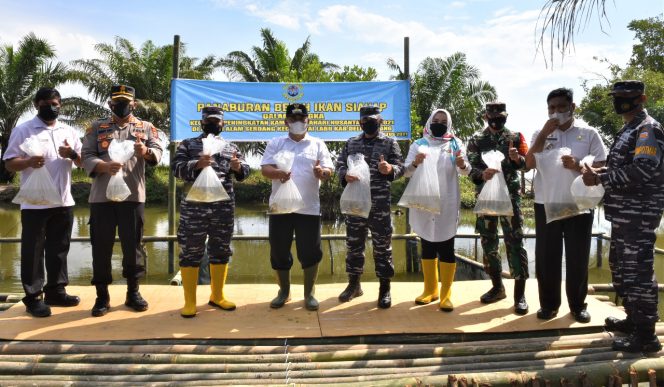 
					Lantamal I Laksanakan Peningkatan Kampung Bahari Nusantara Dan Serbuan Vaksinasi Covid-19 Didesa Pesisir Regemuk Pantai Labu Deli Serdang