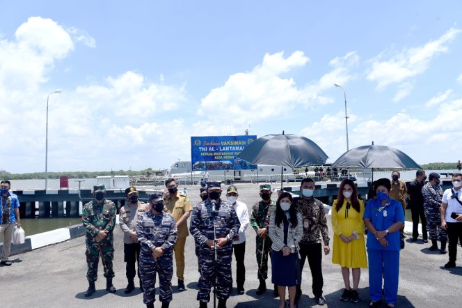 
					Kepala Staf Angkatan Laut Laksamana TNI Yudo Margono dan Ketua Komisi I Ibu Meutya Hafid Meninjau Langsung Serbuan Vaksin Terhadap Masyarakat Maritim di Dermaga Lantamal I Belawan
