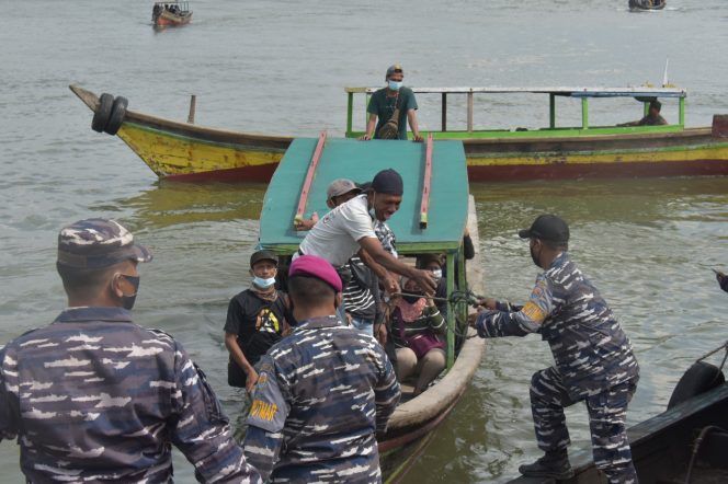 
					Nelayan Serbu Dermaga TNI AL Lantamal I Belawan