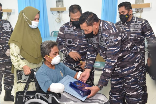 
					Kopral Tusrana Terharu Dijenguk Kepala Staff Angkatan Laut
