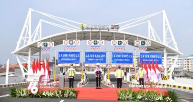 
					Ket foto : Presiden Joko Widodo meresmikan enam ruas jalan tol dalam kota atau tol layang dalam kota Jakarta segmen Pulo Gebang-Kelapa Gading di Gerbang Tol Cakung, Jakarta, pada Senin, 23 Agustus 2021. Foto: BPMI Setpres/Lukas.