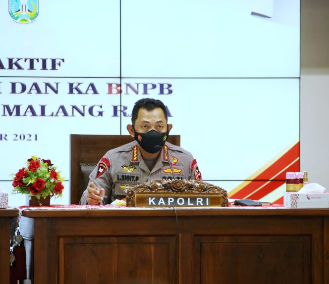 
					Ket foto : Kapolri Jenderal Listyo Sigit Prabowo memberikan apresiasi kepada Forum Komunikasi Pimpinan Daerah (Forkopimda) Malang Raya, Jawa Timur (Jatim). (DivHumPol)