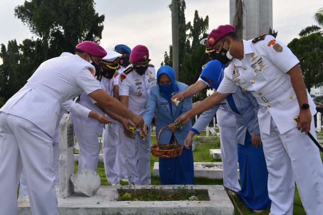 
					Prajurit TNI AL Lantamal I Laksanakan Ziarah Dan Tabur Bunga TMP Bukit Barisan Dalam Rangka HUT TNI AL Ke-76