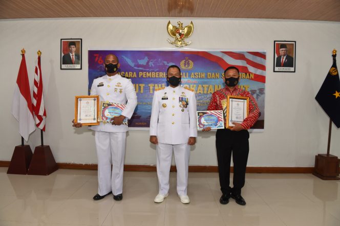 
					Dua Prajurit Lantamal I Mendapatkan Penghargaan Dari Danlantamal I Pada Puncak Peringatan HUT TNI AL Ke-76