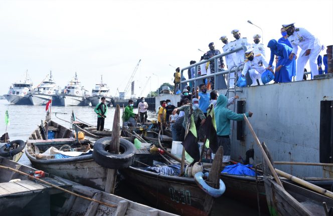 
					Jumat Berkah Bagi Nelayan Belawan Di Hari Puncak Peringatan HUT TNI AL Ke-76