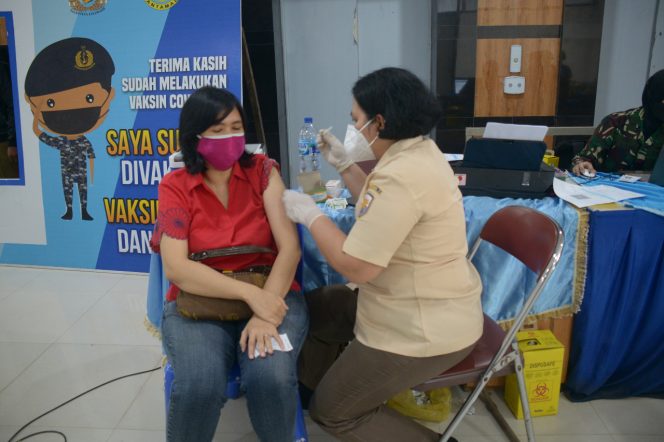 
					Sadar Pentingnya Vaksin Covid-19 Masyarakat Belawan Ikuti Vaksinasi Rutin Di Rumkital Komang Makes Belawan