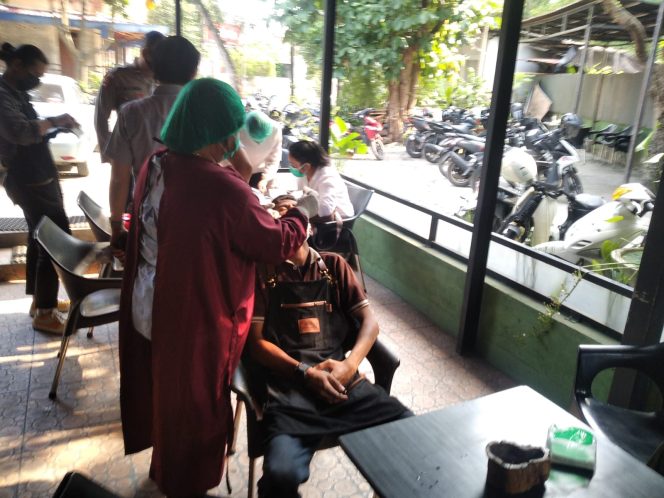 
					Polsek Medan Baru Swab Antigen Terhadap Karyawan Dan Pengunjung Cafe di Kelurahan Babura