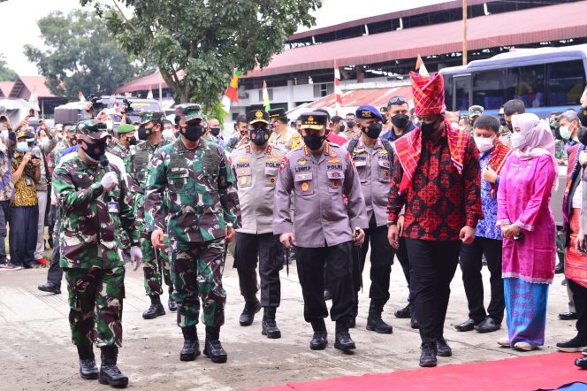 
					Kunker Ke Medan, Kapolri dan Panglima TNI Terus Percepat Vaksinasi Massal