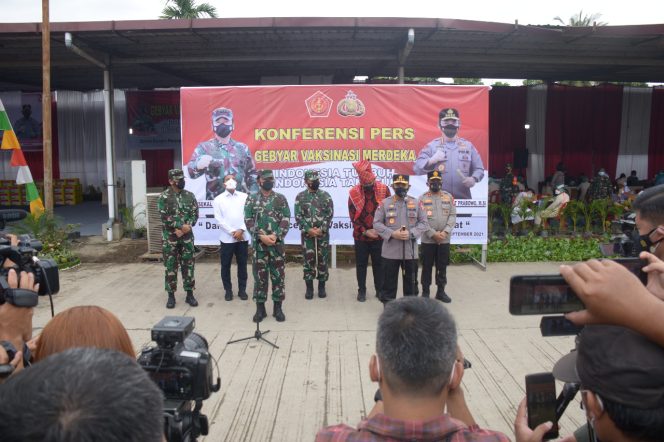 
					Danlantamal I Dampingi Panglima TNI Dan Kapolri Tinjau Gebyar Vaksinasi Merdeka Dan Pemberian Sembako Terhadap Warga Pasar Induk Lau Cih Medan Tuntungan