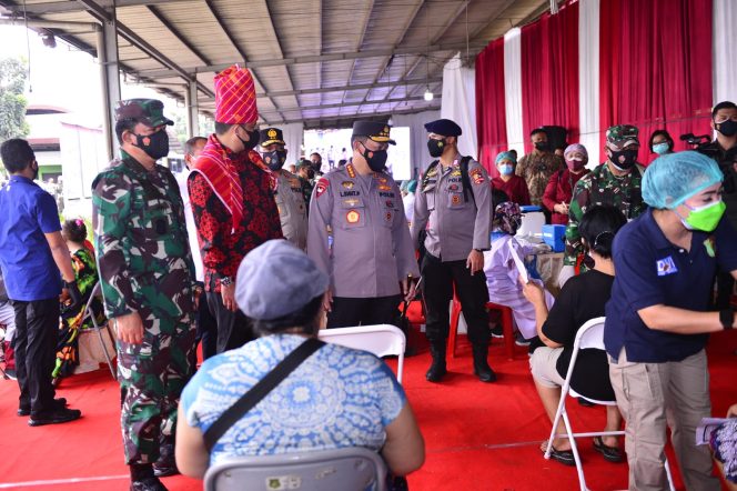 
					Kapolri dan Panglima TNI  Cek Vaksinasi Di Pasar Induk Medan