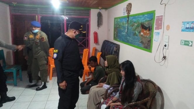 
					Sat Pol PP Agam Amankan Pasangan  Muda Mudi Mesum Alumni Pesantren