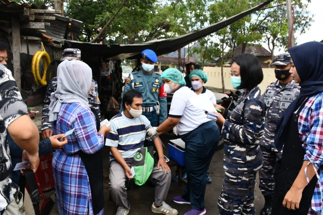 
					Tim Vaksinasi Door To Door TNI AL Lantamal I Sasar Pekerja Warung Makan, Tukang Ojek Dan Bengkel Sekitar Belawan I
