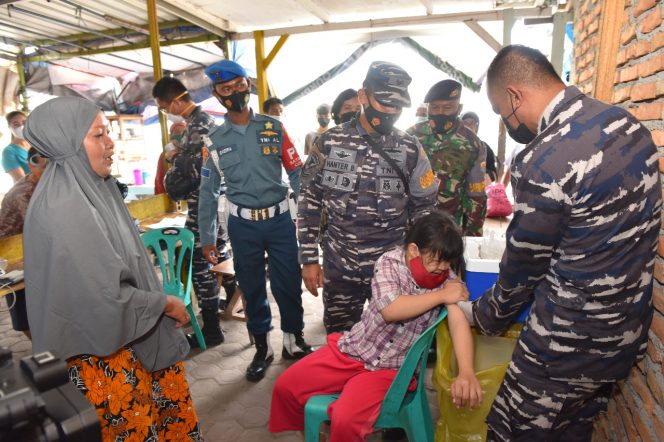 
					Gadis Berkebutuhan Khusus Berhasil Divaksin Dibujuk Babinpotmar TNI AL Lantamal I