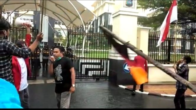 
					Terkait Tandatangan Mahyeldi, Masa Demo di Polda Sumbar