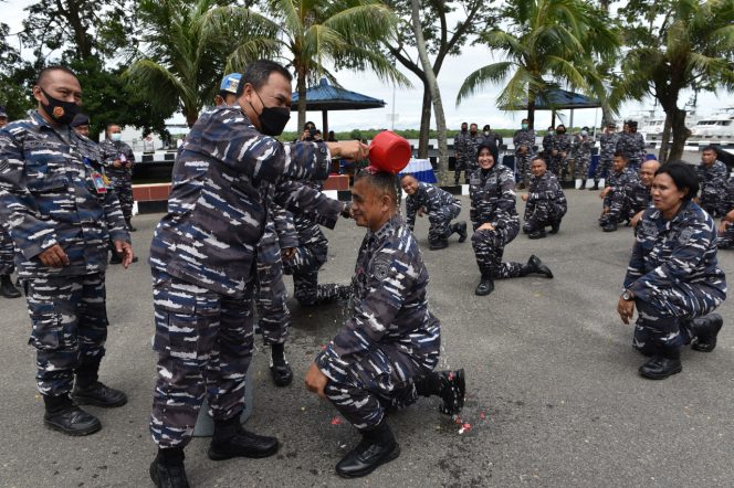 
					Tradisi Siraman Bunga Kembang Menandai Peresmian Korps Kenaikan Pangkat Tiga Pejabat Utama Lantamal I