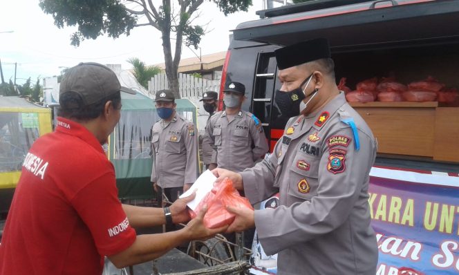 
					Kapolres Pelabuhan Belawan Bagikan Nasi Jumat Barokah 150 Orang Tukang Becak Di Pelabuhan Bandar Deli dan Santuni 100 Anak Yatim di Mesjid Polres