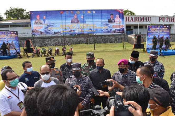 
					Danlantamal I Tinjau Serbuan Vaksin Dan Bakti Sosial Di Batalyon 8 Infantri Marinir Pangkalan Brandan