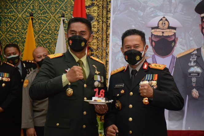 
					Kapolda Kepri Hadiri Upacara HUT TNI Ke-76