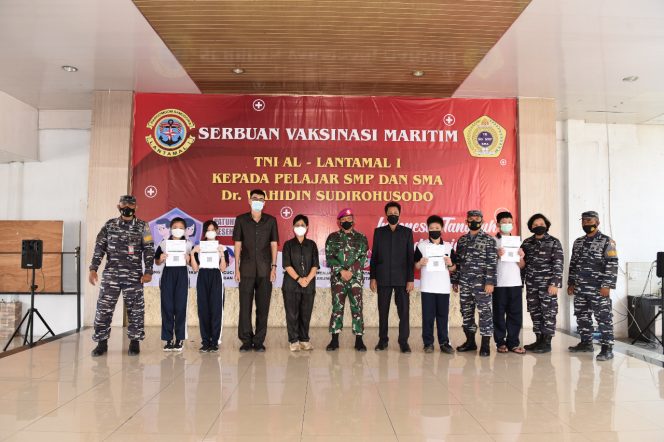 
					Vaksinator TNI AL Lantamal I Tuntaskan Vaksinasi Terhadap Pelajar SMP-SMA Dr. Wahidin Sudirohusodo