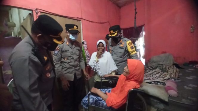 
					Kapolres Pelabuhan Belawan Beri Bantuan Kursi Roda