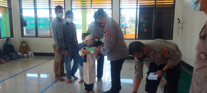 
					Kapolres Beri Santunan Anak Yatim di Mesjid Al Amin Polres Pelabuhan Belawan